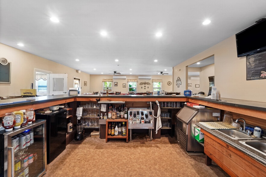 More Photos Of 60 Lake Lorain Rd, Poyntelle Restaurant For Sale