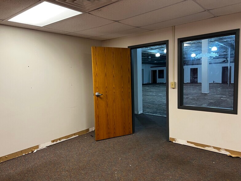 More Photos Of 1707-1709 N Walnut St, Hartford City Storefront For Lease