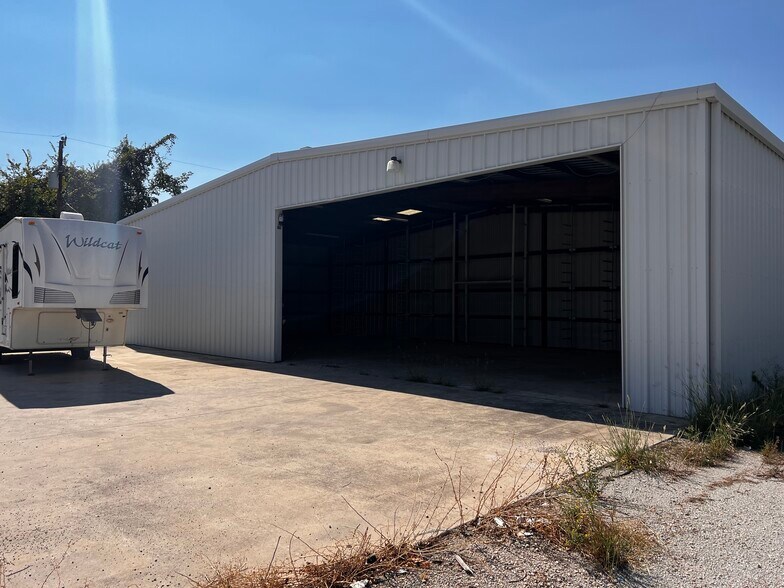 More Photos Of 2122 E Highway 199, Springtown Manufacturing For Lease