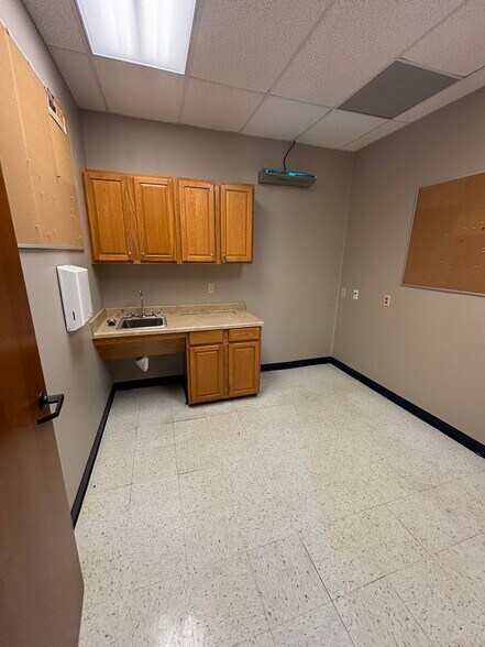 More Photos Of 315-330 E Spring St, Palestine Unknown For Lease