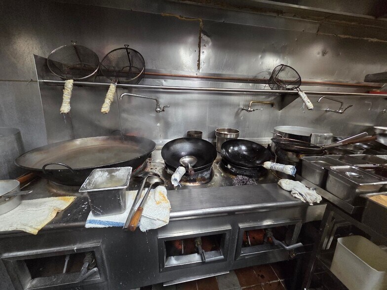 More Photos Of 818 N Pacific Ave, Glendale General Retail For Lease