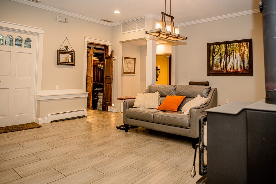 More Photos Of 2735 PA-390, Canadensis Hospitality For Sale