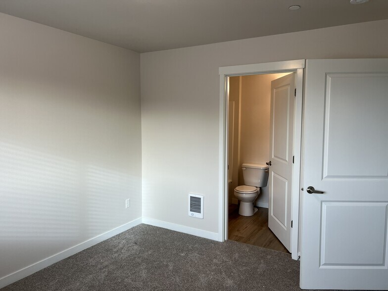 More Photos Of 972 N 2nd St, Jefferson Multifamily For Sale