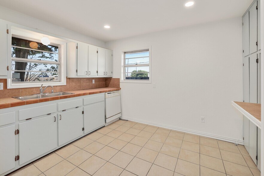 More Photos Of 508 Fm-1460, Georgetown Office For Sale