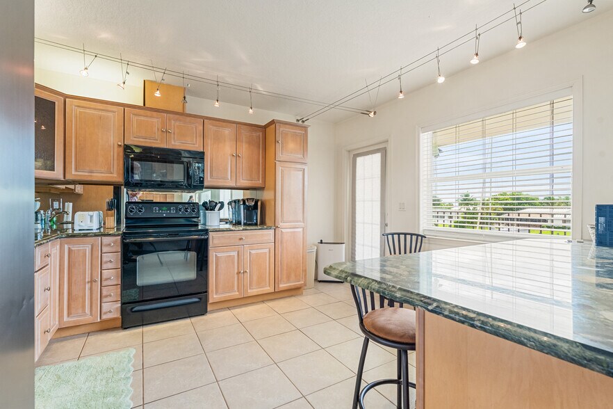 More Photos Of 23 Royal Palm Pointe, Vero Beach Restaurant For Sale