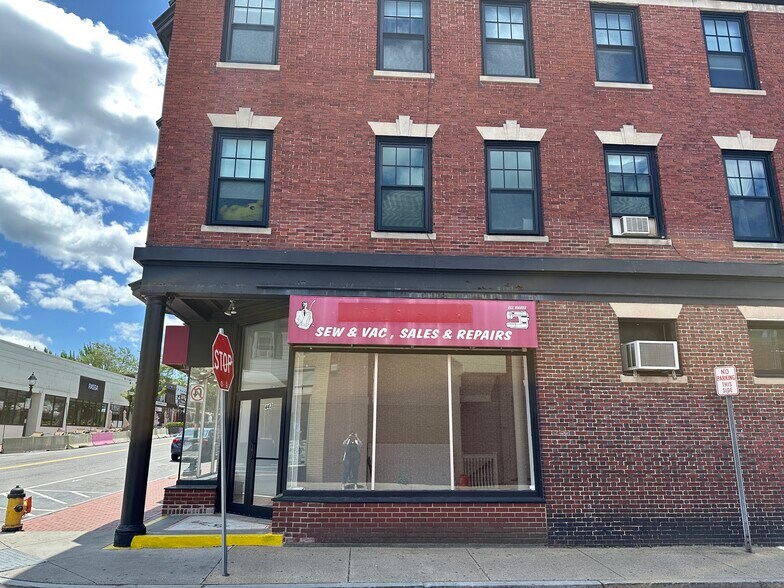 More Photos Of 443-455 Moody St, Waltham Storefront Retail Residential For Lease