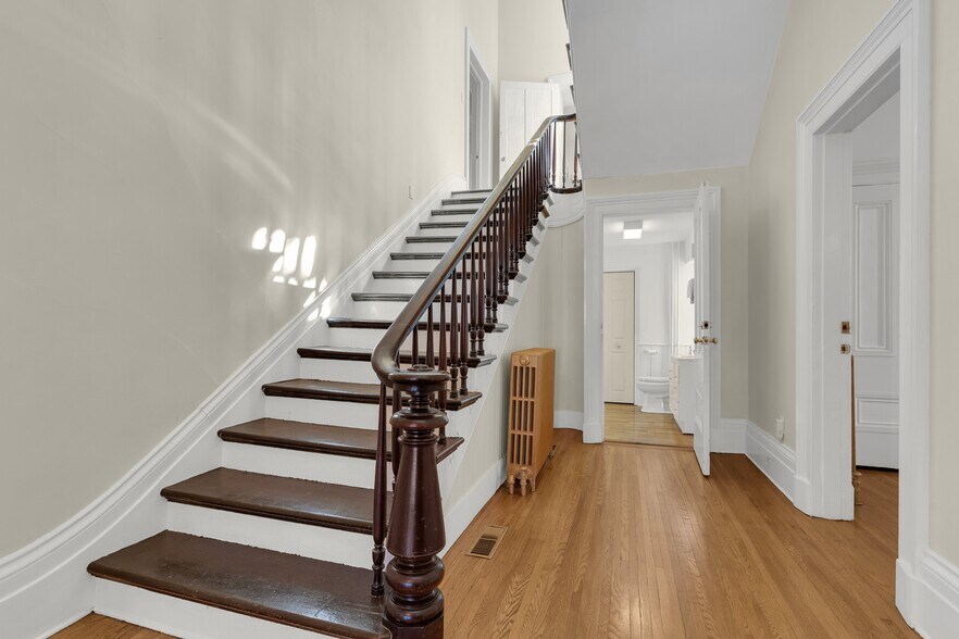 More Photos Of 389 King St E, Gananoque Office For Sale