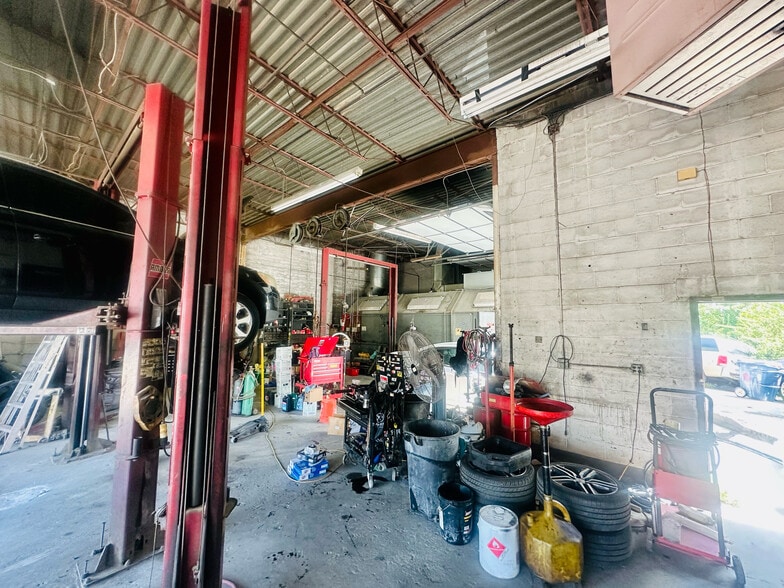 More Photos Of 2405 22nd St NE, Washington Auto Repair For Sale