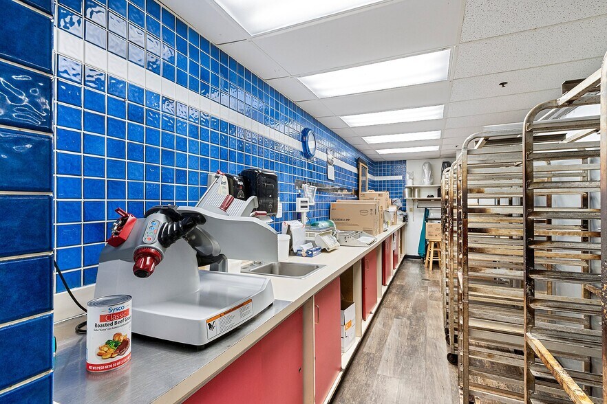 More Photos Of 2330 Menasha Ave, Manitowoc Supermarket For Sale