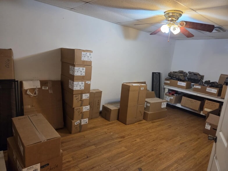 More Photos Of 800 N Jefferson St, Springdale Warehouse For Lease