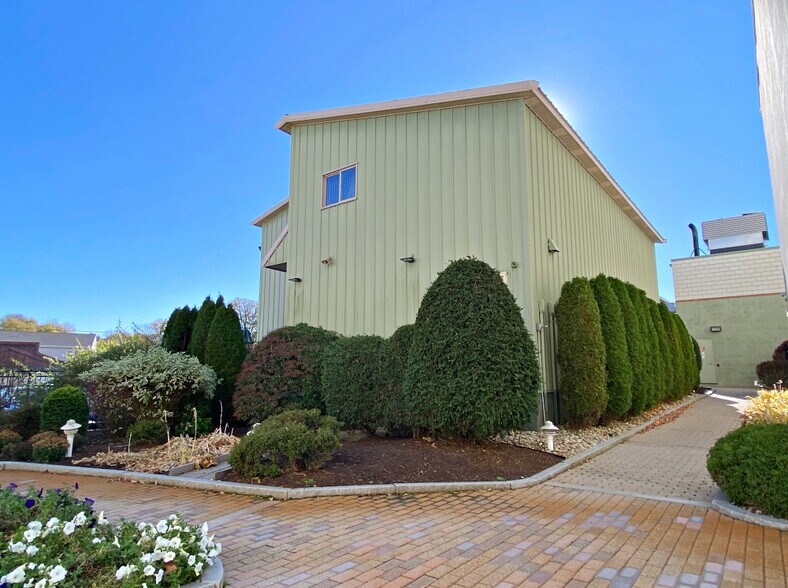 More Photos Of 35R Spencer St, Stoneham Industrial For Lease