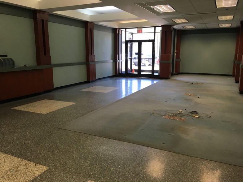 More Photos Of 909-929 Ridge Rd, Wilmette Unknown For Lease