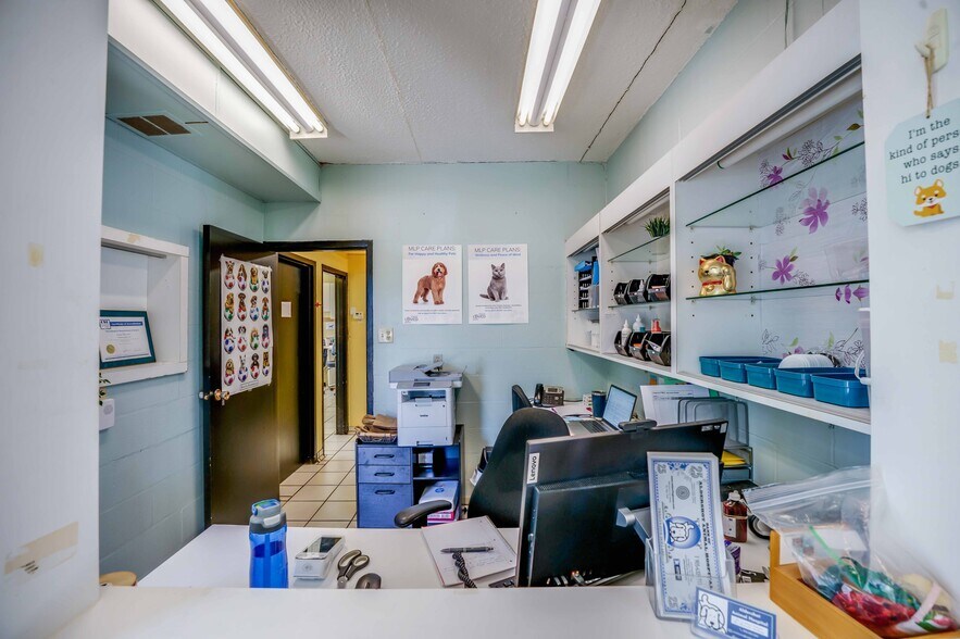More Photos Of 475 Enfield Rd, Burlington Veterinarian Kennel For Sale