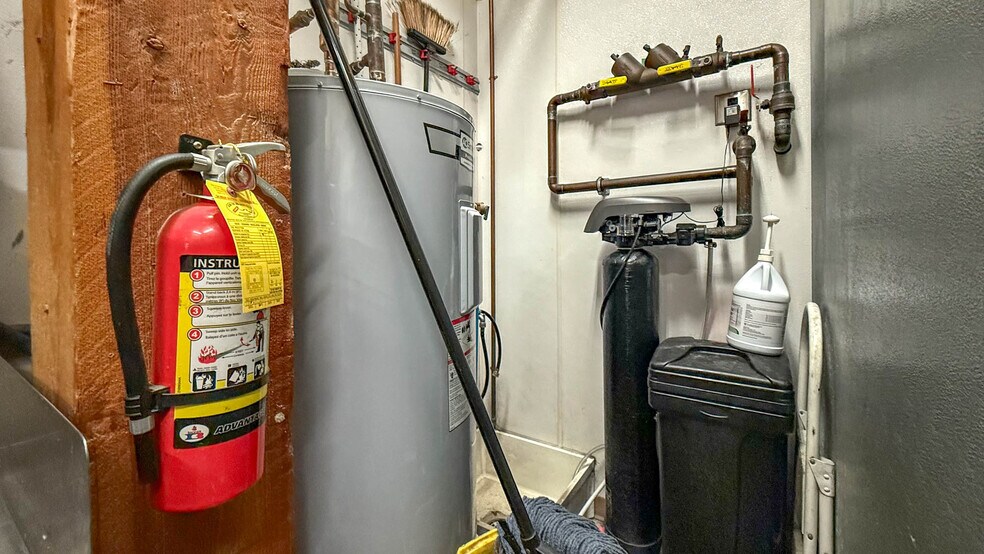 More Photos Of 1357 Ellis St, Kelowna Office For Sale