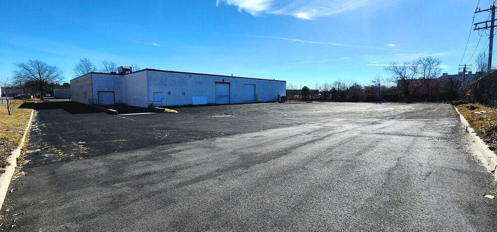 More Photos Of 70 Air Park Dr, Ronkonkoma Manufacturing For Lease