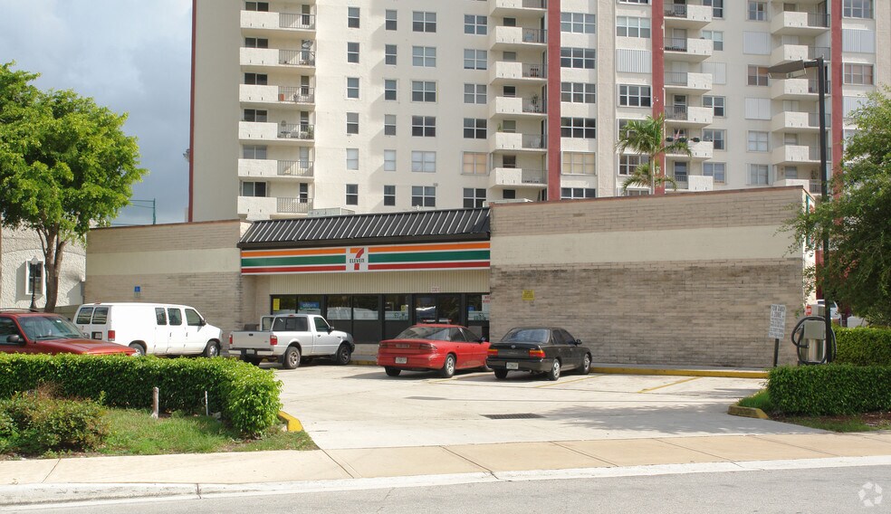 Primary Photo Of 3301 NE 30th St, Fort Lauderdale Convenience Store For Lease