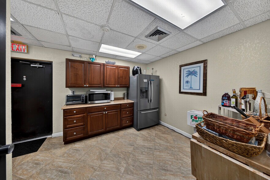 More Photos Of 3050 E Commercial Blvd, Fort Lauderdale Office For Sale