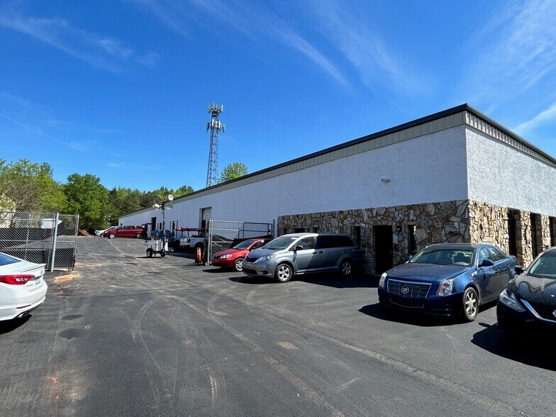 More Photos Of 7525 Pence Rd, Charlotte Warehouse For Lease
