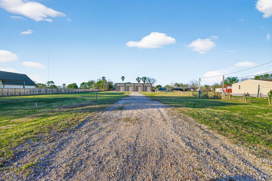 More Photos Of 5901 County Road 675B, Rosharon Warehouse For Lease
