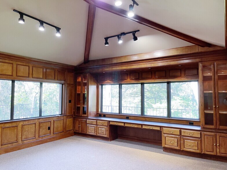 More Photos Of 4547 Lake Shore Dr, Waco Office For Sale