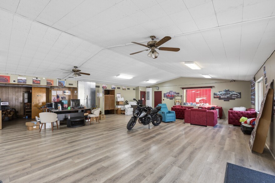 More Photos Of 621 Green Blvd, Aurora Auto Dealership For Sale