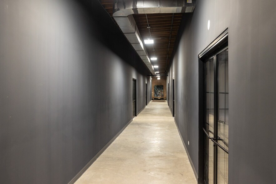 More Photos Of 2145 W Grand Ave, Chicago Showroom For Lease