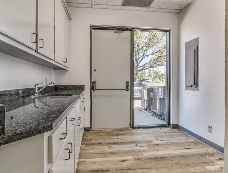 More Photos Of 13509 N Meridian Ave, Oklahoma City Medical For Sale