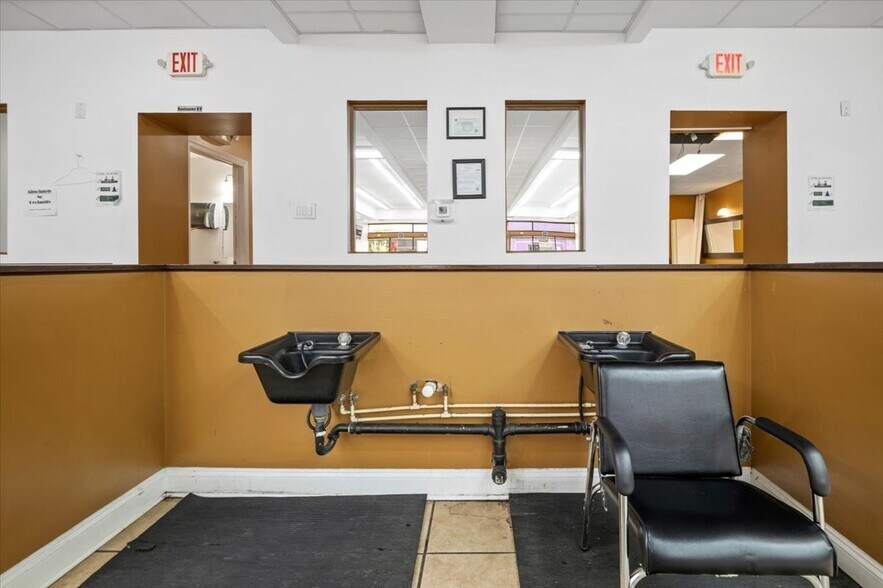 More Photos Of 103-105 W Brookland Park Blvd, Richmond General Retail For Sale