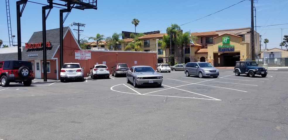 More Photos Of 4000-4004 Sports Arena Blvd, San Diego Freestanding For Lease