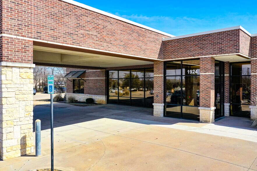 More Photos Of 1924 Forest Ridge Dr, Bedford Medical For Lease