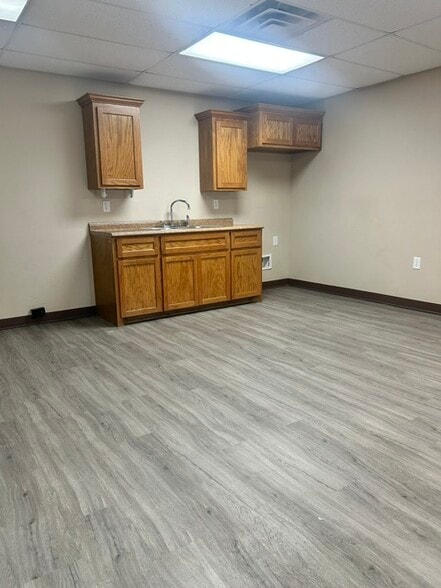 More Photos Of 6980 B Industrial Rd, Beaumont Warehouse For Lease