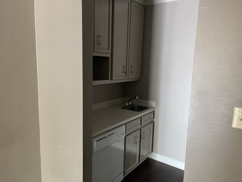 More Photos Of 404 University Dr E, College Station General Retail For Lease