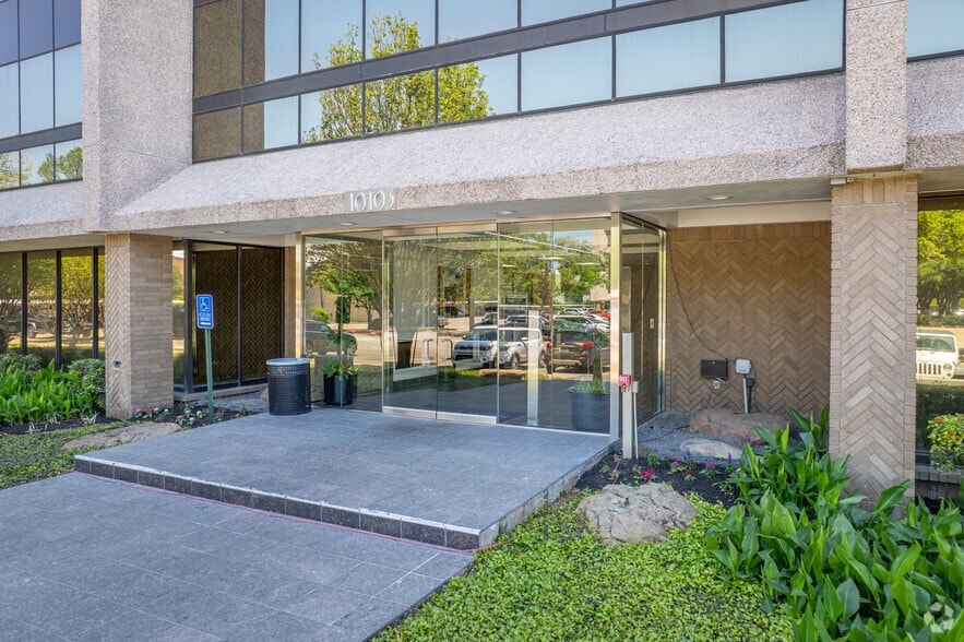 More Photos Of 10101 Fondren Rd, Houston Unknown For Lease