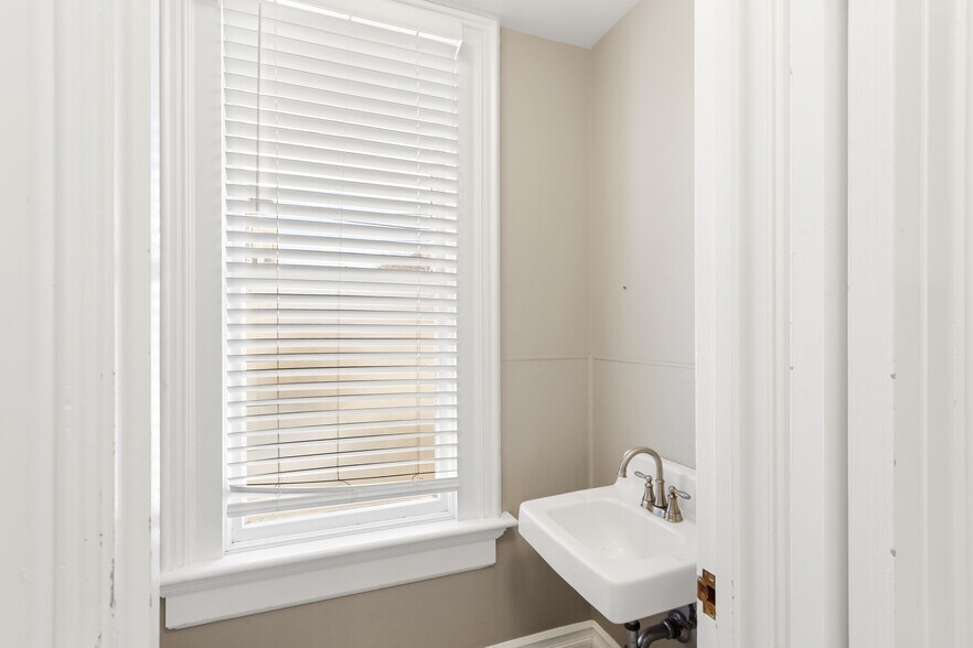 More Photos Of 1111-1123 D St, Sacramento Specialty For Sale