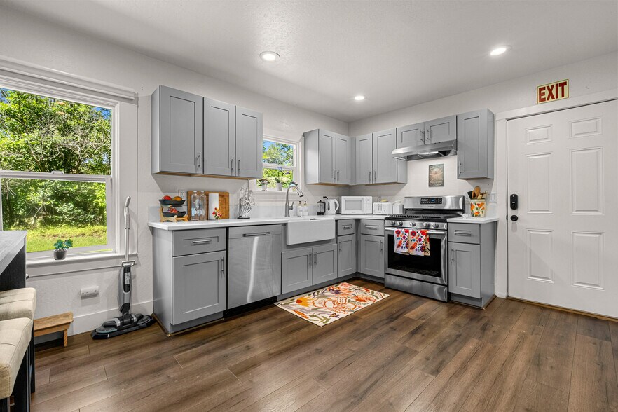More Photos Of 320 Taylor Rd, Newcastle Specialty For Sale
