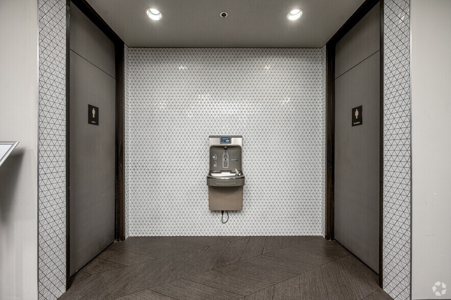 More Photos Of 8777 Purdue Rd, Indianapolis Office For Lease