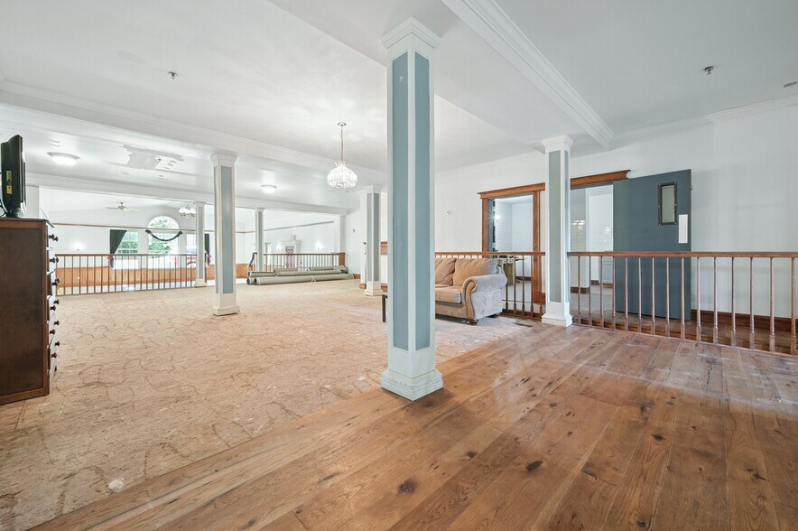 More Photos Of 56 Main St, Stamford Hotel For Sale