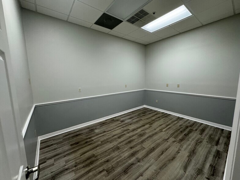 More Photos Of 106 Commerce St, Lake Mary Light Distribution For Lease