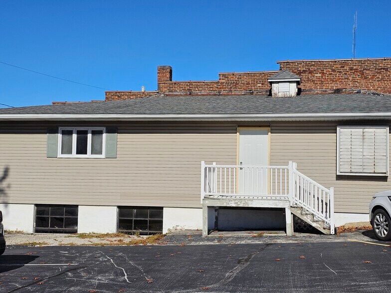 More Photos Of 115 S Hamilton St, Hillsboro Office For Sale