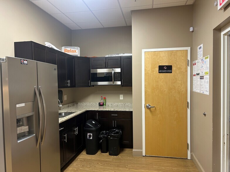 More Photos Of 437 S Illinois Ave, Oak Ridge General Retail For Lease