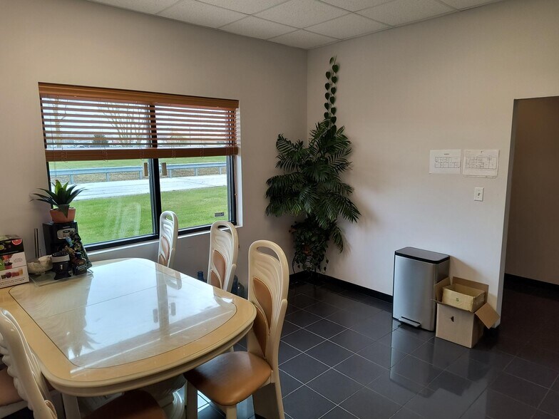 More Photos Of 9801-9805 Prairie Ave, Highland Medical For Lease