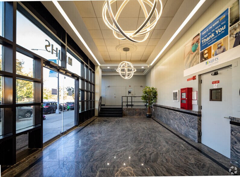 More Photos Of 6323 7th Ave, Brooklyn Office For Lease