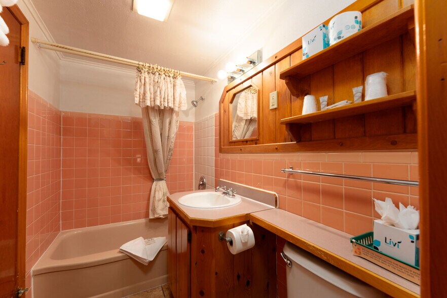 More Photos Of 1624 E Main St, Montrose Hotel For Sale