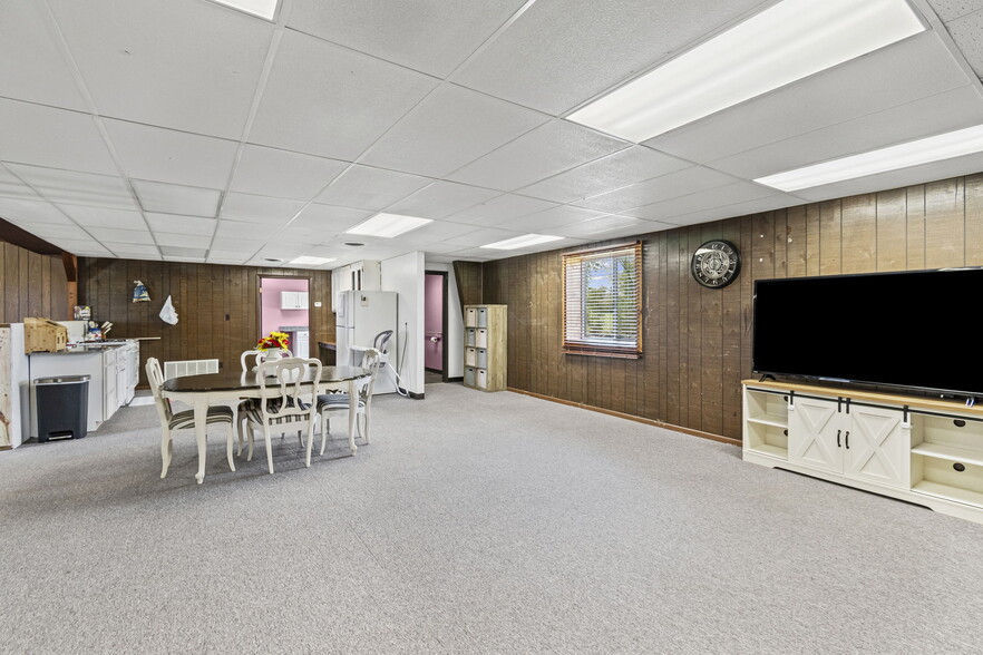 More Photos Of 3160 W Arrow St, Marshall Flex For Sale