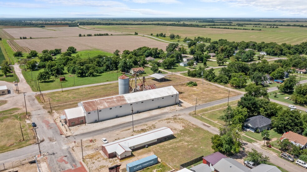 More Photos Of 151 5th St st, Honey Grove Flex For Sale