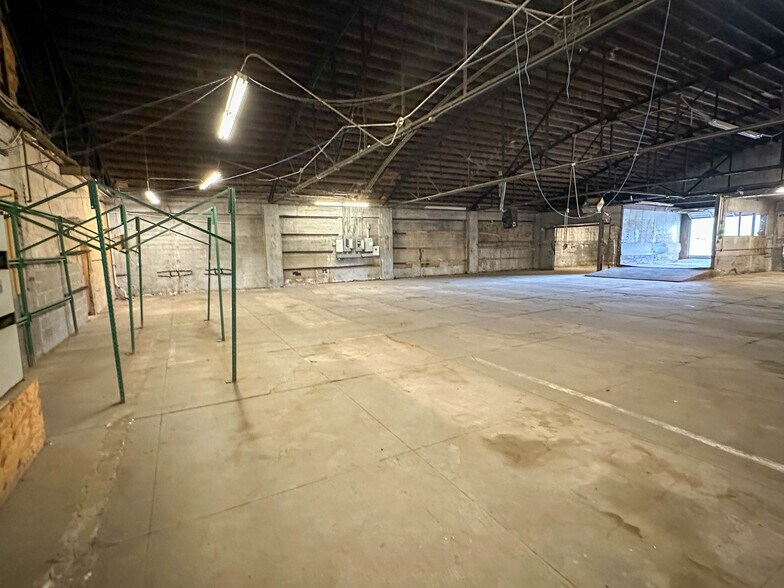 More Photos Of 423 N 7th St, Perry Freestanding For Sale