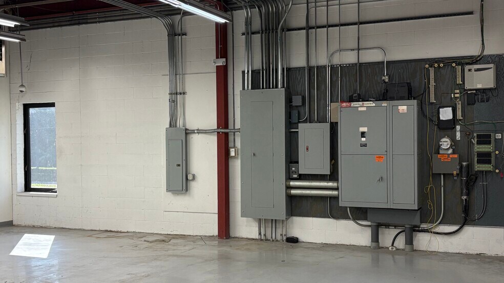 More Photos Of 8 Forest Pky, Shelton Manufacturing For Lease