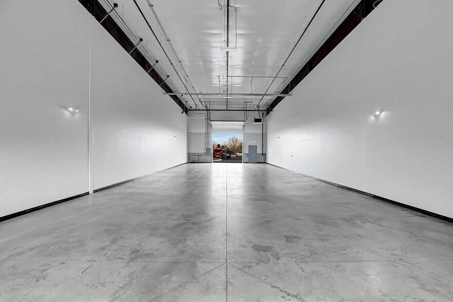 More Photos Of 5200 Oneida St, Commerce City Showroom For Lease