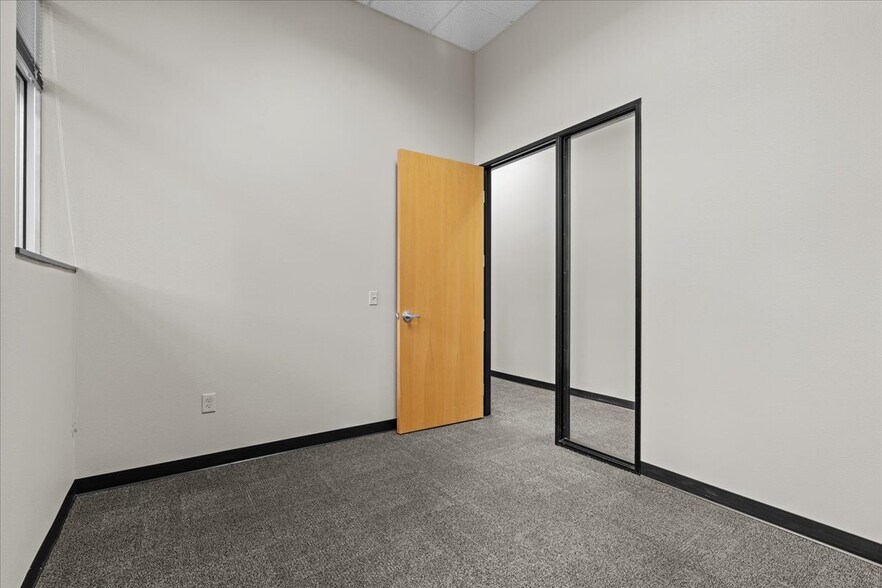 More Photos Of 6455 Lakeview Blvd, Lake Oswego Flex For Lease