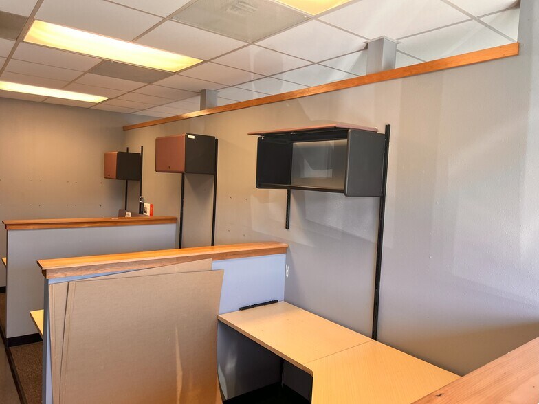 More Photos Of 580 Portland Ave, Gladstone Freestanding For Lease